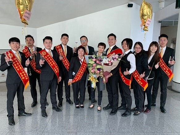 蔡慧芳(右6)和林緯信夫妻檔(右5)創業首年全店業績就突破6千萬元,榮獲「2020年全國經營菁英獎-第二名」。圖/永慶不動產提供