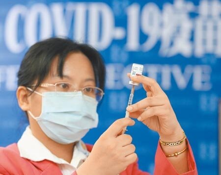 
AZ疫苗打太慢，疫情指揮中心今將宣布擴大施打對象，增加非第一線工作人員、診所、藥師等。（本報資料照片）
