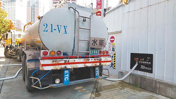 台灣西部嚴重缺水,傳出台積電前往宜蘭覓地設廠。圖為台積電日前出動水車前往工地取水,提供中科15A廠使用。(本報資料照片)