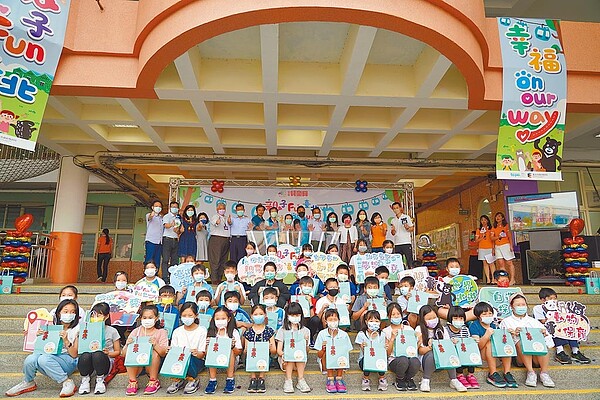 台北市兒童月舉辦周周抽獎活動,只要是北市公私立國小及幼兒園學生就有機會中獎,獎項包含iPad、自行車、樂高組合等大獎。(台北市教育局提供/游念育台北傳真)
