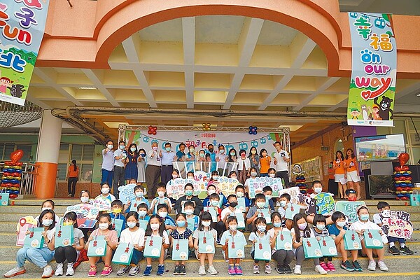 台北市兒童月舉辦周周抽獎活動，只要是北市公私立國小及幼兒園學生就有機會中獎，獎項包含iPad、自行車、樂高組合等大獎。（台北市教育局提供／游念育台北傳真）