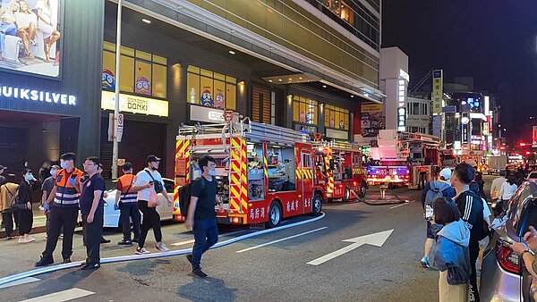 暗夜「唐吉訶德」緊急疏散場內消費者,全因同棟大樓地下室室外機起火。圖/取自臉書社團《我是艋舺人㊣》