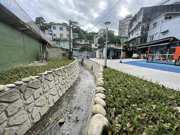 碧潭路14號下方閒置空地改造成果。圖／新店區公所提供