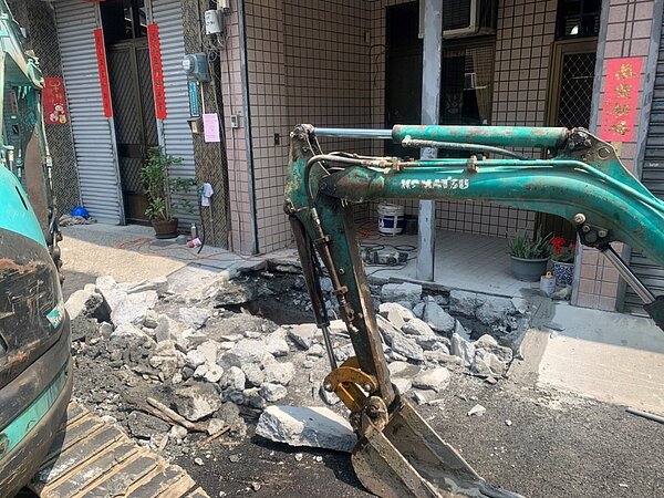 嘉市汙水道要接管到住戶,因不清楚管線位置,常整個門口或後面開挖。圖/鄭光宏提供