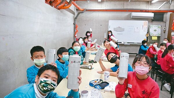 桃子腳中小學兒童節禮物由學生設計並由全校師生票選,獲選作品為「多功能鉛筆盒」,裡有文具收納、存錢筒及遊戲等三合一功能。圖/新北市教育局提供