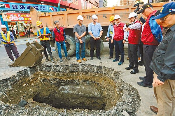 新北市頻傳自來水爆管事件,市長侯友宜30日主持道安會報,敦促台灣自來水公司檢討改善;圖為今年1月板橋區民生路、中山路口的地下自來水管破裂。(新北市交通局提供/許哲瑗新北傳真)