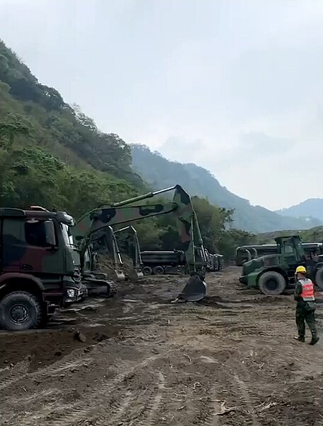 陸軍第六軍團今上午支援石門水庫擴大清淤，北水局長江明郎表示，國軍清淤量將以20萬立方公尺為目標。圖／北水局提供