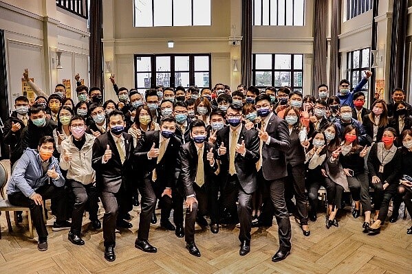 林碩茂和老東家夥伴,拿回人生主控權,在永慶不動產開創事業第二春,2年開出3間加盟店,累積業績直逼1.8億元。 圖/永慶不動產提供