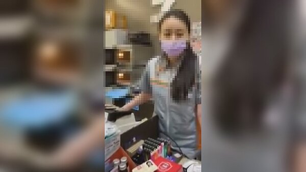 一名自稱全身愛馬仕的女子在臉書爆料公社PO影片公審超商店員,卻反被網友打臉。翻攝/爆料公社