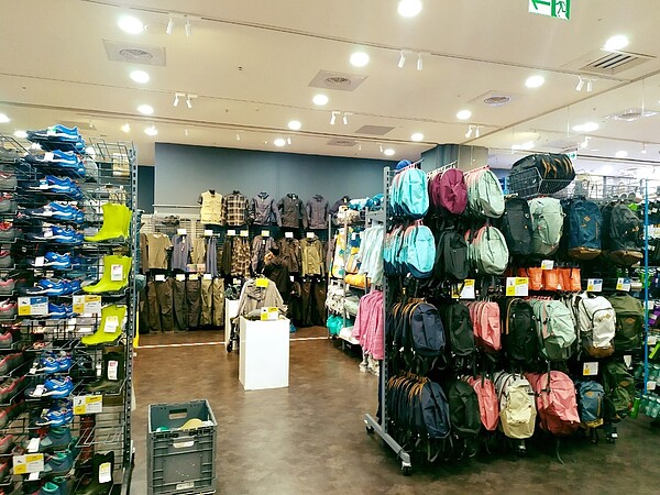 在全台擁有17家運動用品量販店的迪卡儂在立委揭露去年收到超過4億元的動滋券補助,因此漲價策略格外引人注目,讓消費者百思不得其解。圖/台灣迪卡儂臉書