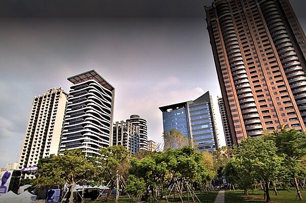 政府推出打炒房政策,不過屬於桃園區一級蛋黃區的藝文特區,多為高端資產自住及自用,較不受相關房市政策影響。圖/google map