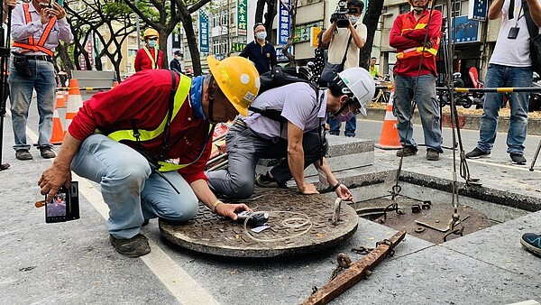 台電公司承攬商茂泰公司今天在高雄市三民區大順二路施作人孔加高工程，發生工安意外，3人送醫。圖／高雄市勞工局提供