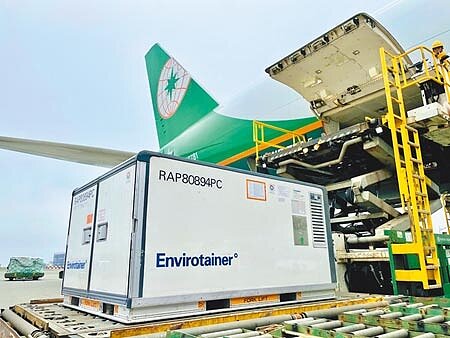 長榮航空及長榮航勤在桃機公司協助下，獲得國際航空運輸協會（IATA）醫藥冷鏈運輸國際認證（CEIV Pharma），聯手爭取龐大冷鏈商機。圖∕長榮航