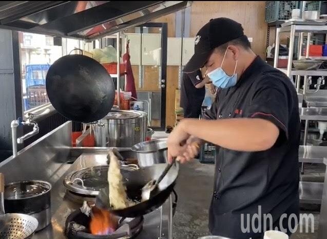 羅士榮拿手的蛋炒飯工夫，去年8月由Terry Films上傳YouTube，到今天點閱已有950萬人次，還有外國人慕名而來。記者劉明岩／攝影