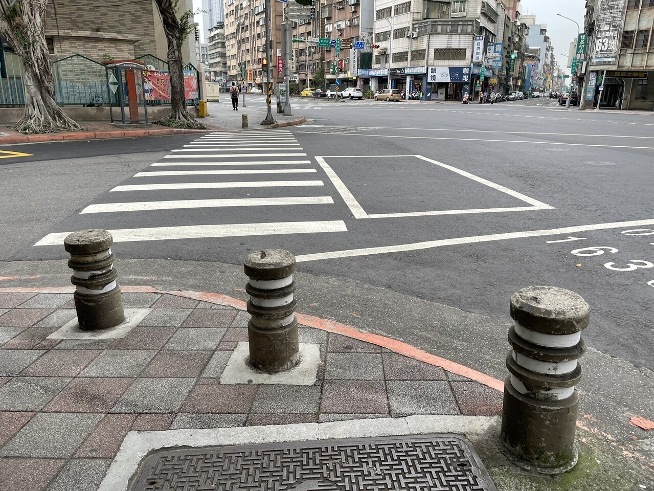 北市人行道仍有超過4000多根車阻,對身障人士而言如同「人行道怪物」。記者楊正海/攝影