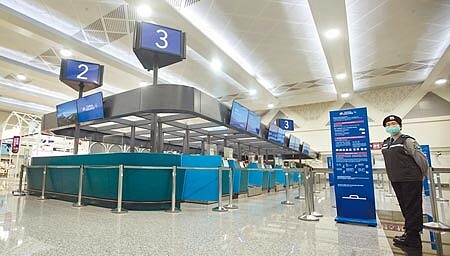 旅遊業第1季紓困經費34.1億元過關,約有1700家業者、1萬7000人受惠。圖為台帛旅遊泡泡首發團1日啟程,機場公司已在第二航廈規畫好3號專用櫃台,讓旅客辦理報到手續。(范揚光攝)