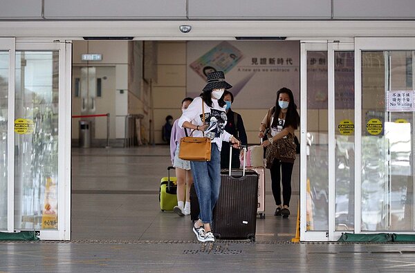 港府宣布,4月1日起統一從中國大陸各地、澳門、台灣抵港人士的病毒檢測的安排。在抵港時或抵港第2天及第12天接受檢測。圖為深圳灣口岸。圖/香港中通社