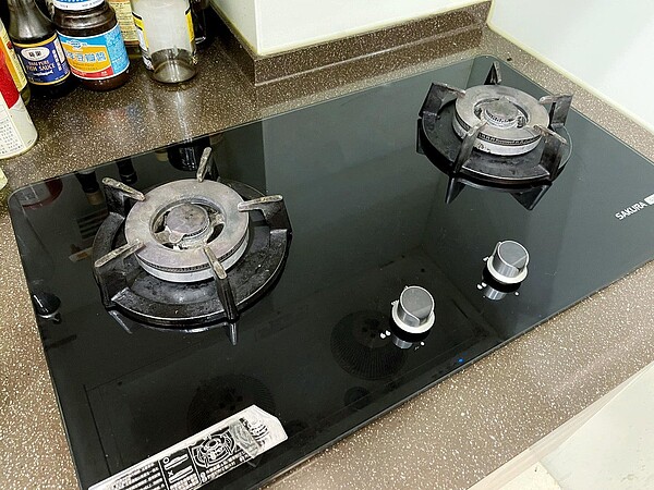 原PO家中的瓦斯爐始終點不著，研究後發現竟是以「電池」點火運作。圖擷自爆廢1公社