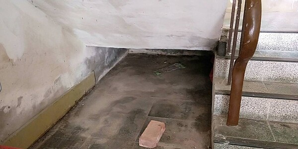 廠商清洗地下室水塔,當工人將水塔內的水抽至剩下30公分時,赫然發現林女的頭與手漂在水面,已死亡多時。記者王駿杰/翻攝