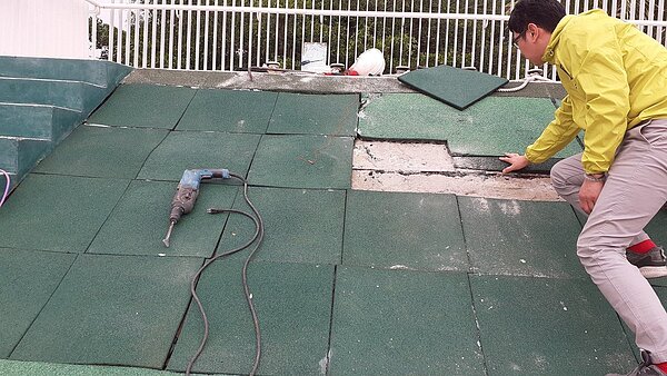 台中市神岡區圳堵仁愛公園的爬繩區PU鋪面大面積破損。圖/周永鴻提供