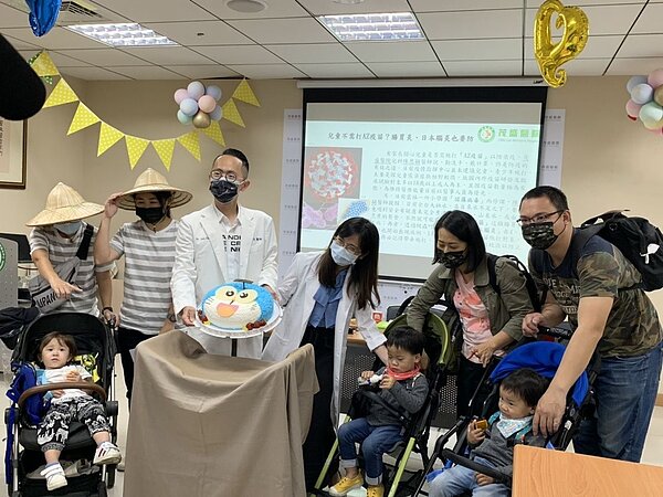 台中茂盛醫院今天致贈防疫禮給試管寶寶,並且分享參與帛琉旅遊泡泡、媽祖遶境活動的防疫妙招、防疫好物,提前歡度兒童節。圖/茂盛醫院提供