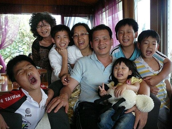在少子化的年代,高雄市議員李雅芬(後左三)和先生王春生(中)育有5名子女顯得頗特別,夫婦說一路走來甘多於苦。圖/高雄市議員李雅芬提供