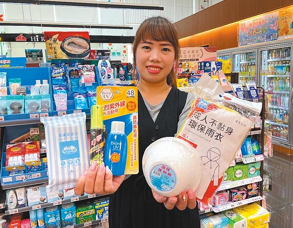 迎接清明兒童節連假,萊爾富針對掃墓祭祖、連假出遊等需求,加強門市礦泉水、免洗餐具、濕紙巾、防蚊、防曬商品、雨衣雨具等備貨量。圖/業者提供