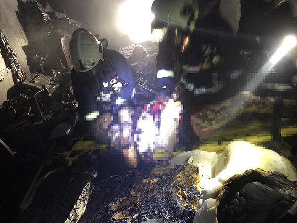 金門後豐港驚傳民宅發生氣爆,消防人員進屋搶救,發現1死1重傷。圖/金門消防局提供