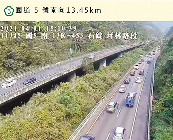 國道5號南下往宜蘭方向1日中午12時許即湧現車潮,至晚間6時許車潮仍未消退。圖/摘自高速公路1968即時影像