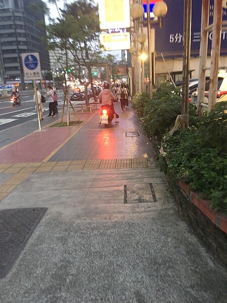 桃園市議員牛煦庭發現部分機車族把人行道當車道,呼籲工務局應重視。圖/市議員牛煦庭提供