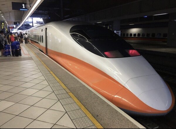 台灣高鐵公司宣布2日自南港站加開兩班次南下各站停靠全車自由座列車，歡迎旅客多加利用。圖／聯合報資料照片
