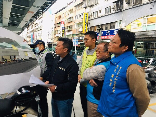 新北市議員張志豪(左2)2020年至台64橋下會勘。圖/張志豪服務處提供