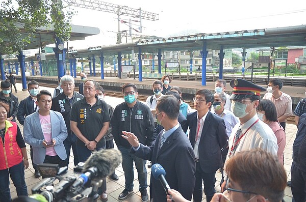 雨天八堵火車站將不再濕答答，台鐵千萬改善老舊遮雨棚。圖／立委蔡適應提供