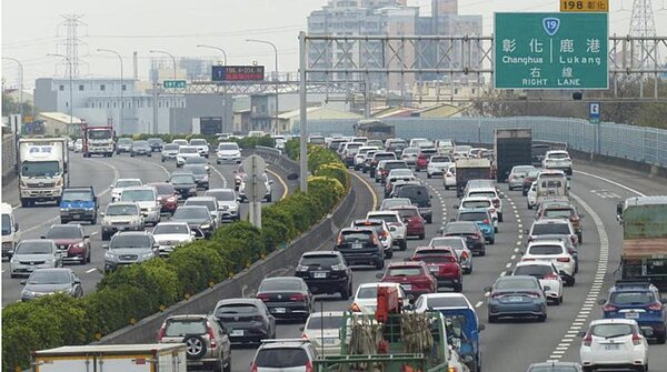 高公局表示,因應國內水情嚴峻,國道服務區即日起暫停提供駕駛人休息室及公廁的淋浴服務,並實施水龍頭及公廁節水措施。圖/聯合報系資料照