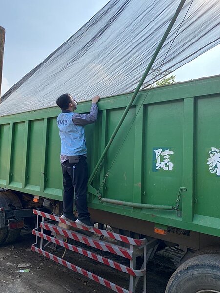 臺北市環保局日前於北投區承德路7段401巷620弄內查獲1輛疑似載運外縣市營建廢棄物大貨車。圖/台北市政府提供