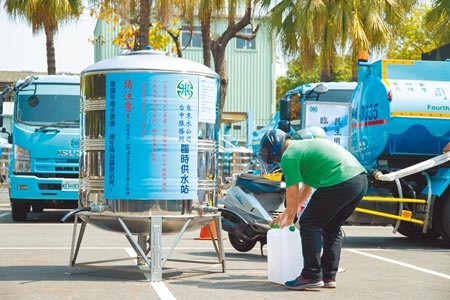 台灣自來水公司進行水車供水整備演練，圖為模擬民眾前往取水點取水情況。（林欣儀攝）