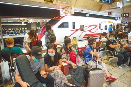 清明連假首日，從樹林發車至台東的408車次太魯閣號經清水隧道發生重大傷亡意外，來回花東的火車受到影響，台北火車站許多民眾行程也被影響。（鄧博仁攝）