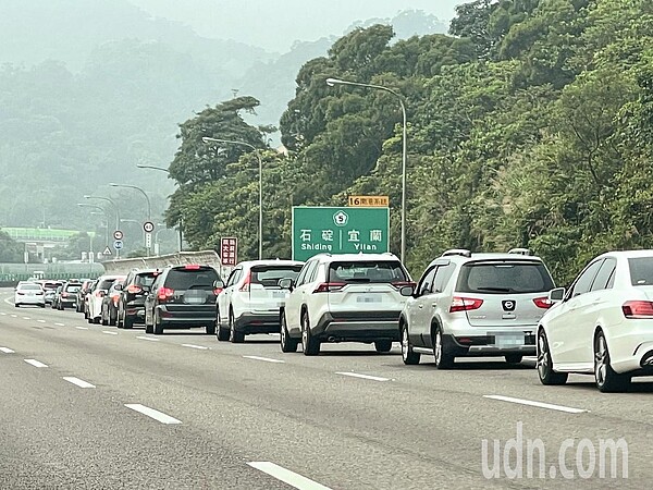 圖為2日清明節連續假期首日,國道3號轉國道5號出現排隊車流。記者王敏旭/攝影