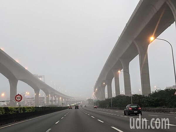 中央氣象局發布濃霧特報,澎湖、金門、馬祖、基隆北海岸及西半部地區易有局部霧或低雲影響能見度,澎湖、金門、馬祖、桃園及新竹已出現能見度不足200公尺的現象,霧中行車請開近光燈或霧燈,交通往返亦多注意相關資訊。圖/讀者提供