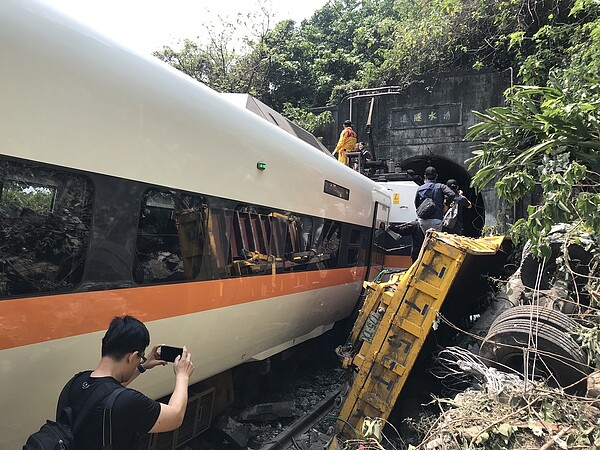 台鐵太魯閣號昨在花蓮縣清水隧道附近因邊坡上的工程吊卡意外滑落，造成火車出軌，創史上死亡人數最高事故。記者王燕華／攝影 