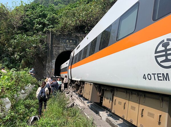 台鐵太魯閣號出軌造成多人傷亡,為近40年來最嚴重的鐵道事故。圖/消防署指揮中心提供