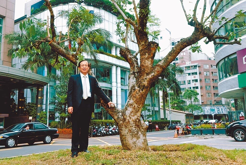 鄉林集團董事長賴正鎰日前在公司門口種下荔枝樹,也讓他重拾幼時的回憶。圖/鄉林提供