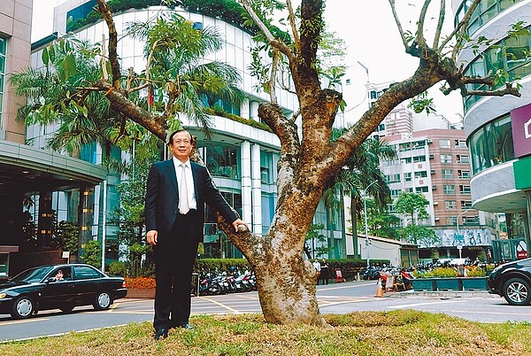 鄉林集團董事長賴正鎰日前在公司門口種下荔枝樹,也讓他重拾幼時的回憶。圖/鄉林提供
