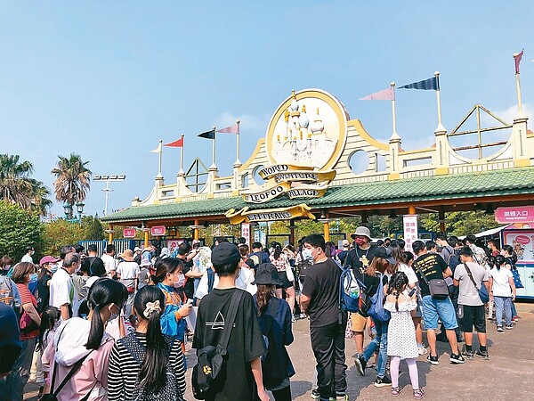 六福村在兒童節連假首日上午就湧入超過5千人,園方稱超過預期。圖/六福村提供