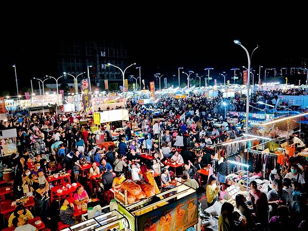 緊鄰台中捷運綠線舊社站、位於北屯區敦富路與敦富一街口的「捷運夜市」,日前正式通過核准,成為台中第11座取得營業許可的合法夜市。圖/捷運總站夜市