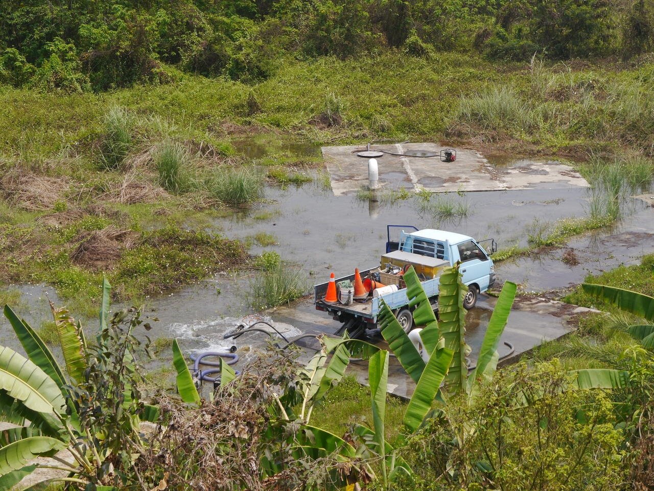 自來水公司的聯通管線排氣閥漏水,水公司人員進場止漏。記者徐白櫻/攝影