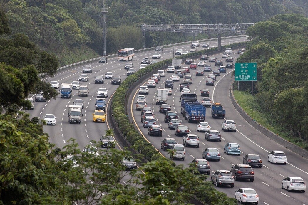 圖為2日清明連假首日，國三土城路段南向湧現車潮。記者季相儒／攝影