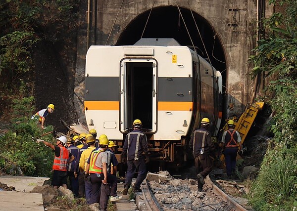 台鐵太魯閣出軌事故408車次車輛。圖／林佳龍臉書