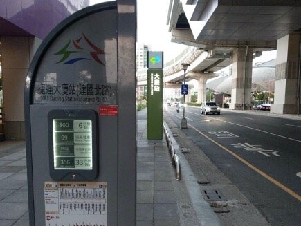 為提升轉乘環境，台中捷運大慶站新設智慧型站牌。圖／台中捷運提供