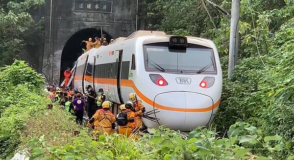 台鐵太魯閣號事故408車次車輛。圖／蘇貞昌臉書